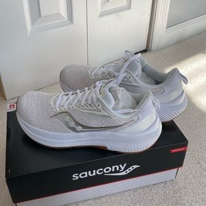 Saucony Echelon. Size 9.5. Never worn!
